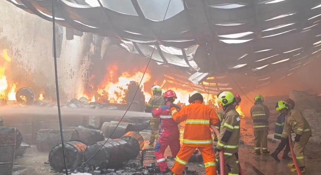 Gudang Bahan Kimia dan Kosmetik NRL di Makassar Terbakar, 10 Jam Baru Padam